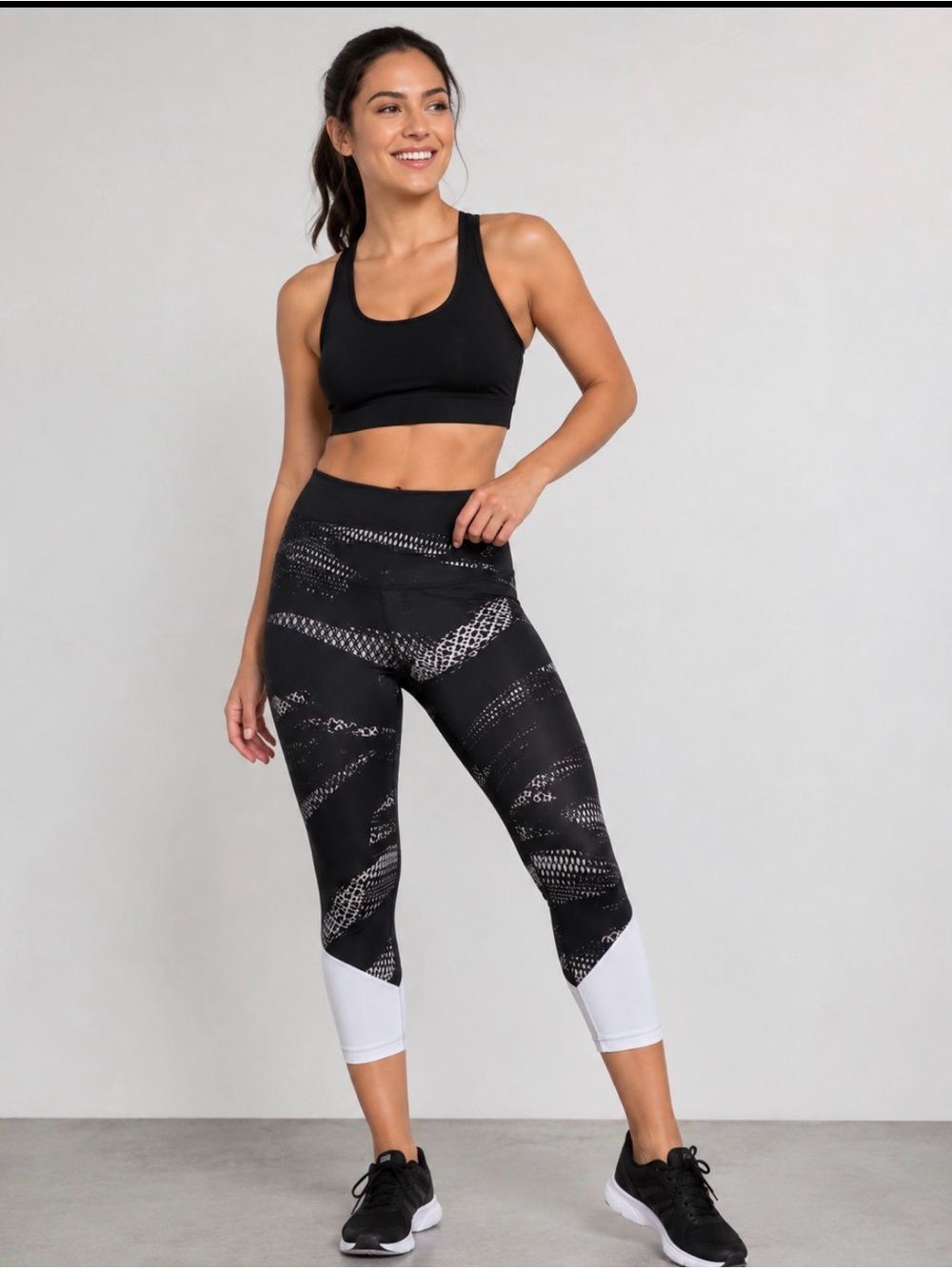 Athletic Works Black & White Graphic Print Capri Leggings Size M 8/10